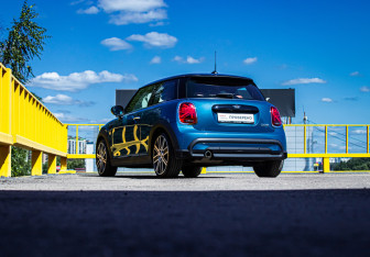Подержанный автомобиль MINI Hatch 2021 года (6 фото)