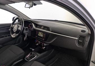 Подержанный автомобиль Kia Rio Hatchback 2021 года (13 фото)