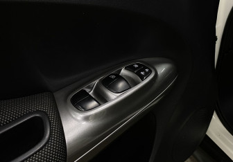 Подержанный автомобиль Nissan Juke 2014 года (16 фото)