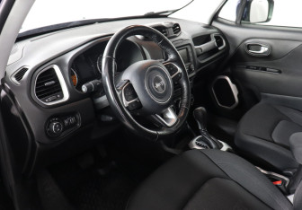 Подержанный автомобиль Jeep Renegade 2017 года (9 фото)