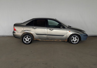 Подержанный автомобиль Ford Focus Sedan 2004 года (8 фото)
