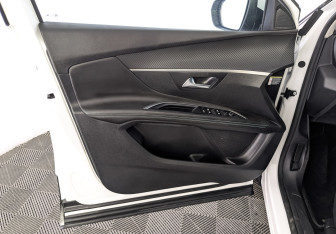 Подержанный автомобиль Peugeot 5008 Suv 2021 года (19 фото)
