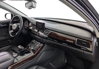 Подержанный автомобиль Audi A8 2013 года (13 фото)