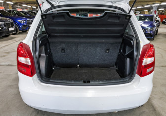 Подержанный автомобиль Skoda Fabia Hatchback 2011 года (10 фото)