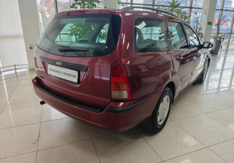Подержанный автомобиль Ford Focus Wagon 2004 года (5 фото)