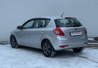 Подержанный автомобиль Kia Ceed Hatchback 2010 года (7 фото)