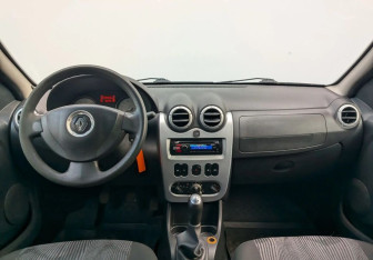 Подержанный автомобиль Renault Logan Sedan 2010 года (9 фото)