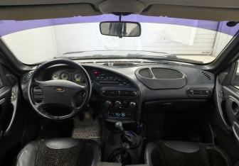 Подержанный автомобиль Chevrolet Niva 2005 года (12 фото)