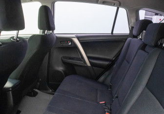 Подержанный автомобиль Toyota RAV4 2013 года (11 фото)