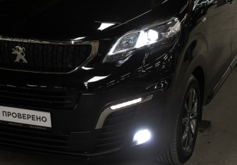 Подержанный автомобиль Peugeot Traveller 2020 года (27 фото)