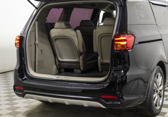 Подержанный автомобиль Kia Carnival 2018 года (21 фото)