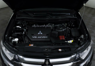Подержанный автомобиль Mitsubishi Outlander 2018 года (7 фото)