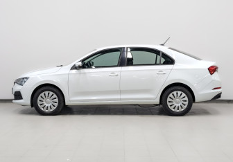 Подержанный автомобиль Skoda Rapid Liftback 2022 года (8 фото)