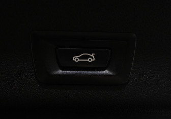 Подержанный автомобиль BMW X4 2015 года (18 фото)