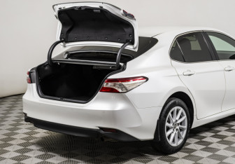 Подержанный автомобиль Toyota Camry Sedan 2021 года (16 фото)