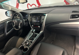 Подержанный автомобиль Mitsubishi Montero Sport 2023 года (8 фото)