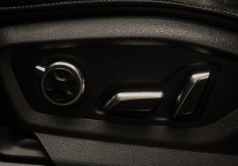 Подержанный автомобиль Audi Q7 2015 года (26 фото)