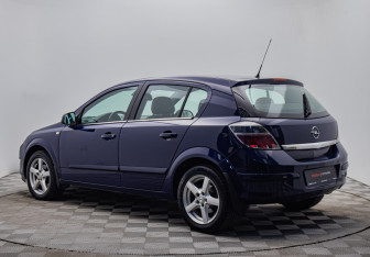 Подержанный автомобиль Opel Astra Hatchback 2013 года (3 фото)