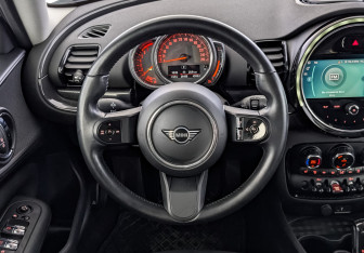 Подержанный автомобиль MINI Clubman Wagon 2021 года (22 фото)