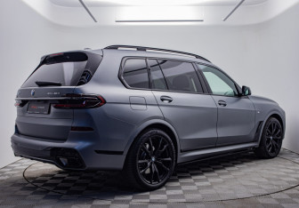 Подержанный автомобиль BMW X7 2023 года (4 фото)