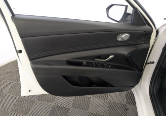 Подержанный автомобиль Hyundai Elantra Sedan 2023 года (19 фото)