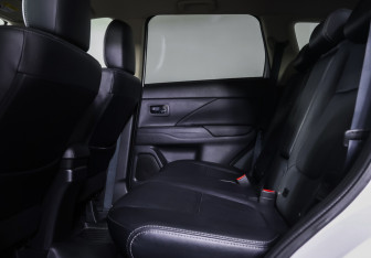 Подержанный автомобиль Mitsubishi Outlander 2015 года (12 фото)
