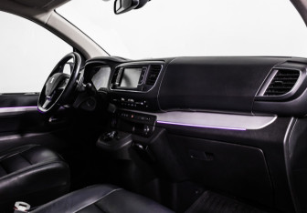 Подержанный автомобиль Peugeot Traveller 2018 года (9 фото)