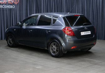 Подержанный автомобиль Kia Ceed Hatchback 2009 года (7 фото)