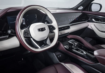 Подержанный автомобиль Geely Monjaro 2023 года (14 фото)