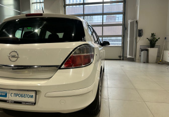 Подержанный автомобиль Opel Astra Sedan 2012 года (9 фото)