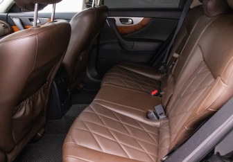 Подержанный автомобиль Infiniti QX70 2016 года (11 фото)