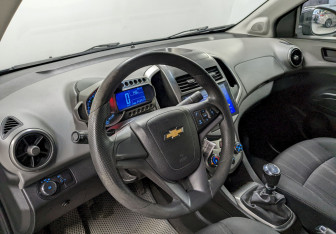 Подержанный автомобиль Chevrolet Aveo Sedan 2013 года (13 фото)