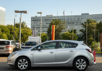 Подержанный автомобиль Opel Astra Hatchback 2011 года (6 фото)