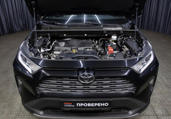 Подержанный автомобиль Toyota RAV4 2021 года (9 фото)