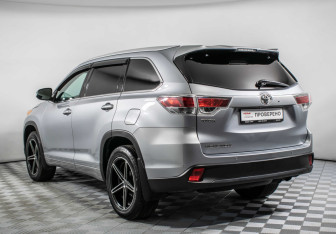 Подержанный автомобиль Toyota Highlander 2014 года (7 фото)