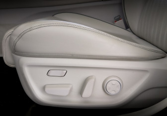 Подержанный автомобиль Genesis G70 2020 года (21 фото)