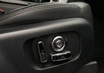 Подержанный автомобиль Land Rover Discovery 2017 года (27 фото)