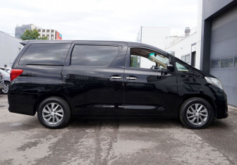 Подержанный автомобиль Toyota Alphard 2012 года (4 фото)