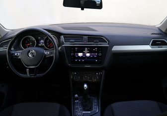 Подержанный автомобиль Volkswagen Tiguan 2019 года (13 фото)