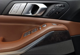 Подержанный автомобиль BMW X7 2021 года (7 фото)