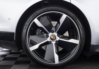 Подержанный автомобиль Porsche Taycan 2021 года (31 фото)