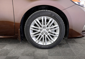 Подержанный автомобиль Lexus ES 2015 года (19 фото)