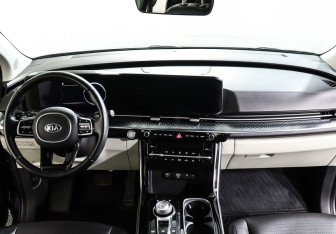 Подержанный автомобиль Kia Carnival 2021 года (9 фото)