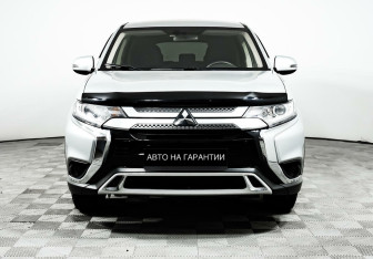 Подержанный автомобиль Mitsubishi Outlander 2020 года (2 фото)