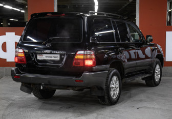 Подержанный автомобиль Toyota Land Cruiser Suv 2002 года (5 фото)