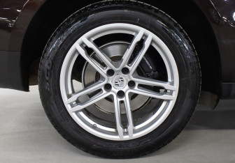 Подержанный автомобиль Porsche Macan 2018 года (23 фото)