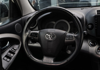 Подержанный автомобиль Toyota RAV4 2011 года (11 фото)
