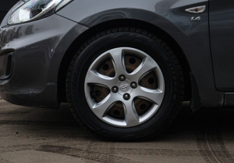 Подержанный автомобиль Hyundai Solaris Hatchback 2011 года (16 фото)