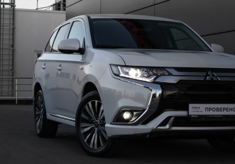 Подержанный автомобиль Mitsubishi Outlander 2022 года (20 фото)