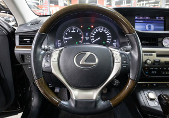 Подержанный автомобиль Lexus ES 2014 года (17 фото)